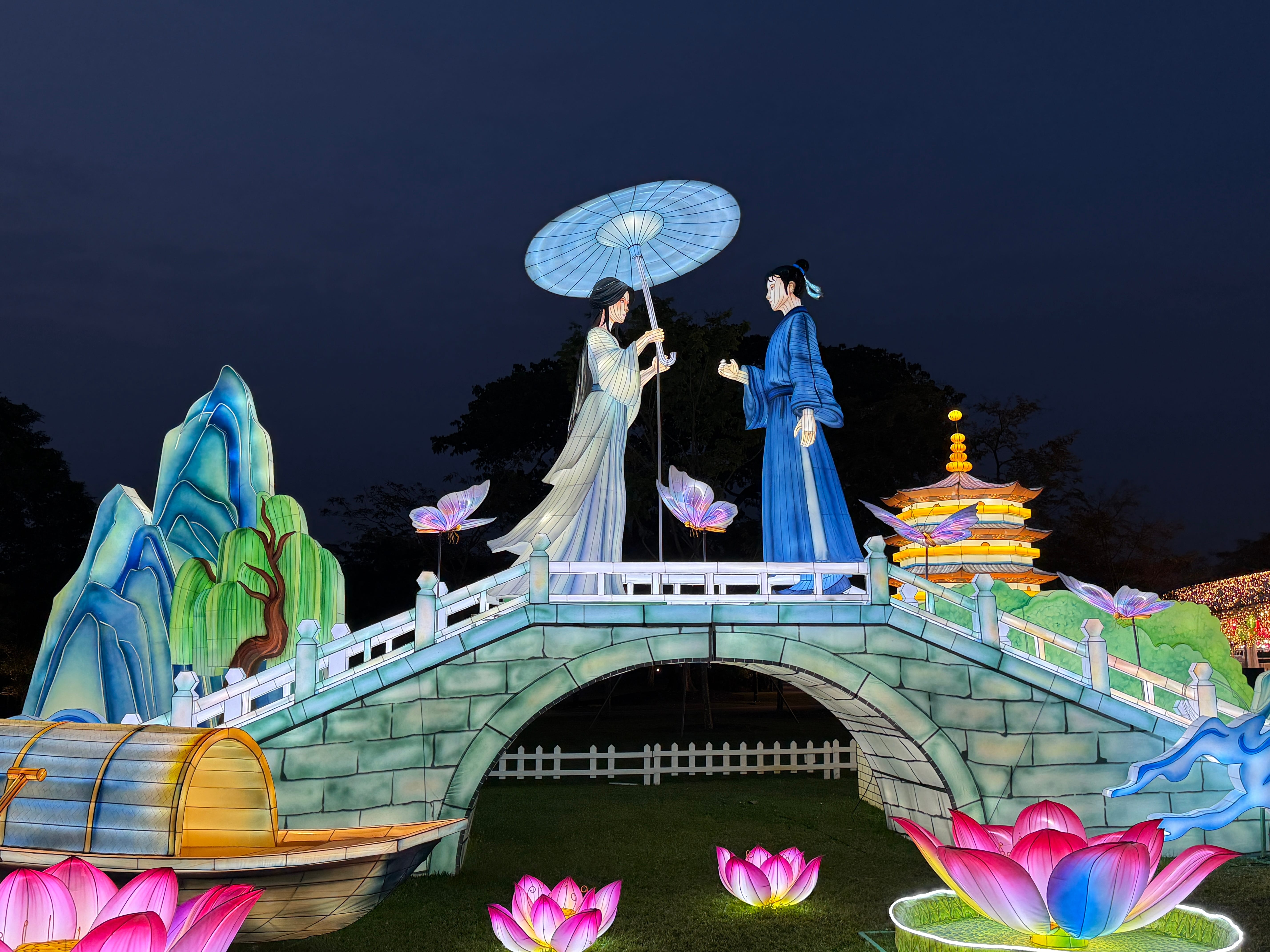 lantern display of Bai Suzhen and Xu Xian on the Broken Bridge in Hangzhou